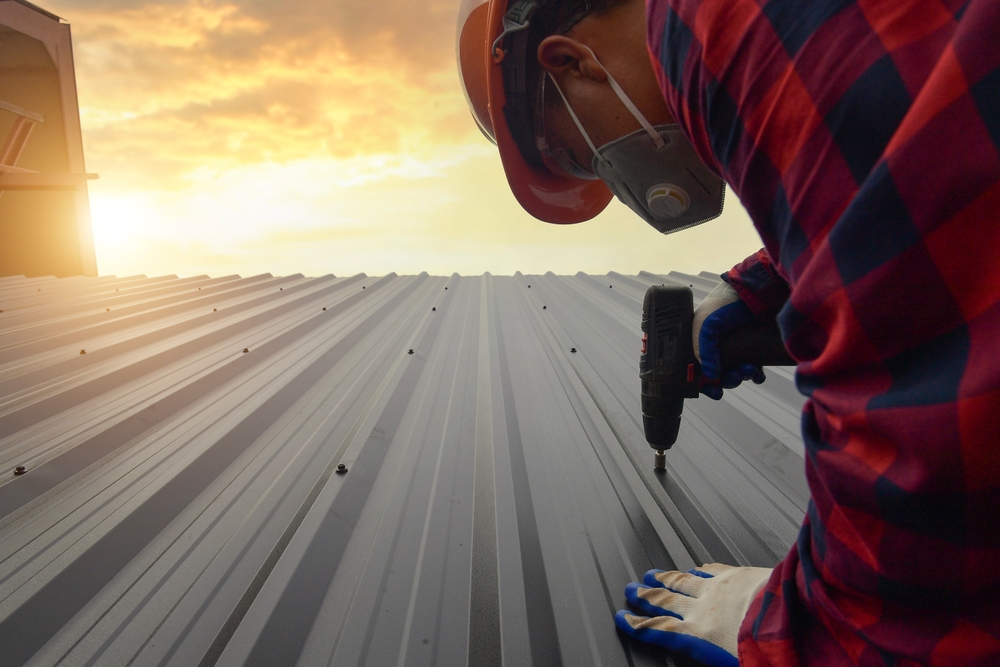 Construction,Worker,Wearing,Safety,Harness,Belt,During,Working,On,Roof