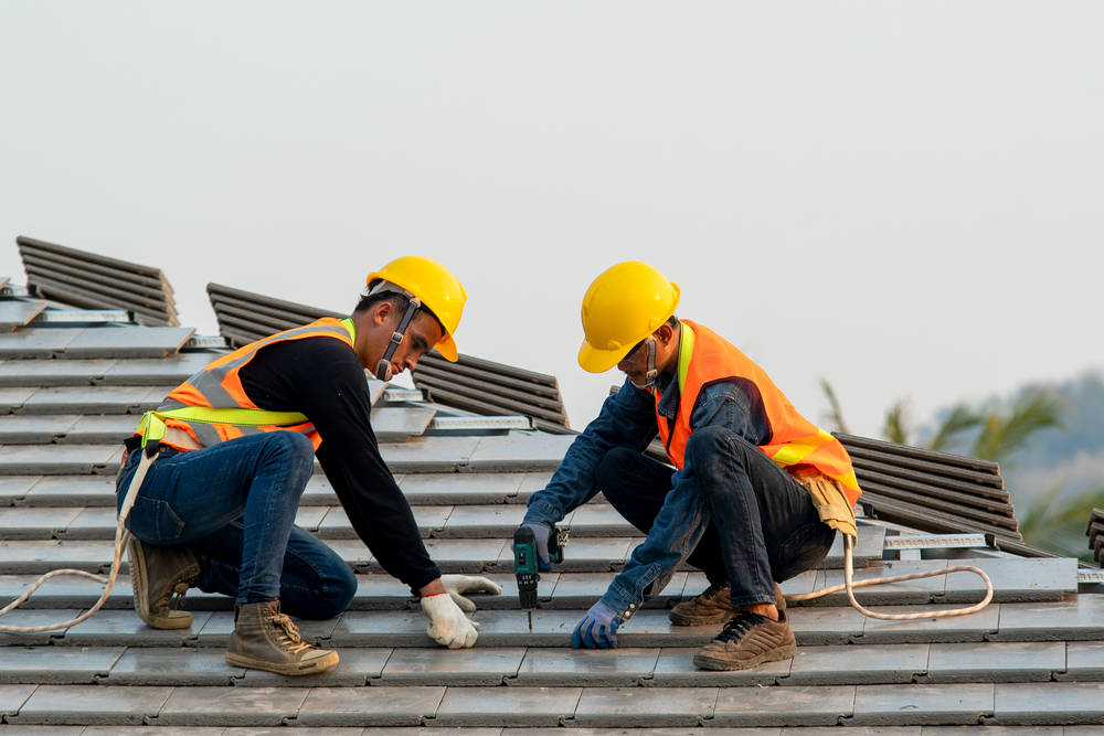 Construction,Worker,Wearing,Safety,Harness,Belt,During,Working,On,Roof